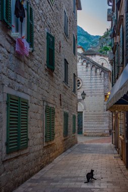 Eski şehir Kotor 'da dar bir sokak, monthe gro.