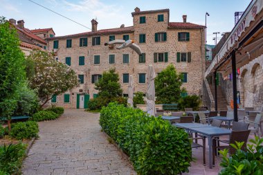 Eski şehir Kotor 'da dar bir sokak, monthe gro.