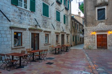 Karadağ 'ın eski Kotor kentindeki restoranlar