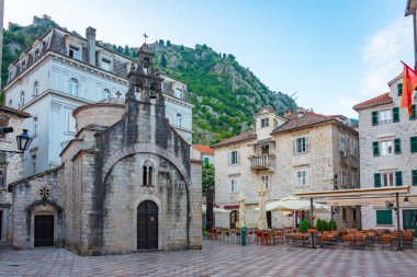 Karadağ 'ın Kotor kentindeki Saint Luke meydanının gün batımı manzarası