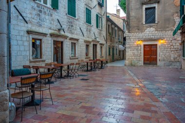 Karadağ 'ın eski Kotor kentindeki restoranlar