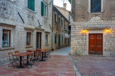 Karadağ 'ın eski Kotor kentindeki restoranlar