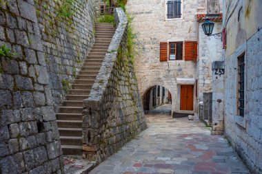 Eski şehir Kotor 'da dar bir sokak, monthe gro.