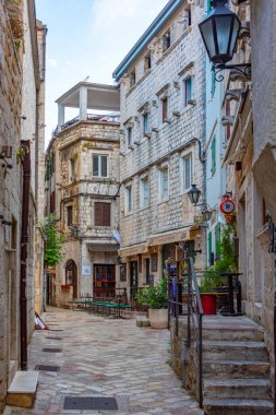 Eski şehir Kotor 'da dar bir sokak, monthe gro.
