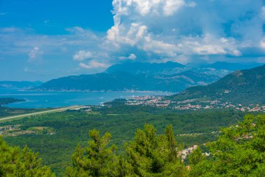 Karadağ 'daki Boka Kotorska körfezi ve Tivat' ın hava manzarası