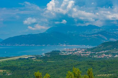 Karadağ 'daki Boka Kotorska körfezi ve Tivat' ın hava manzarası
