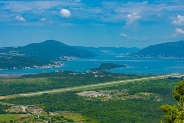 Karadağ 'daki Boka Kotorska körfezi ve Tivat' ın hava manzarası