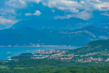 Karadağ 'daki Boka Kotorska körfezi ve Tivat' ın hava manzarası