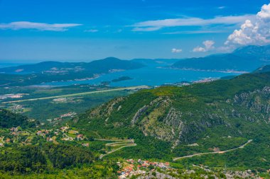 Karadağ 'daki Boka Kotorska körfezi ve Tivat' ın hava manzarası