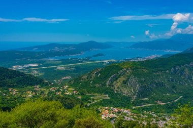 Karadağ 'daki Boka Kotorska körfezi ve Tivat' ın hava manzarası