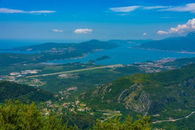 Karadağ 'daki Boka Kotorska körfezi ve Tivat' ın hava manzarası