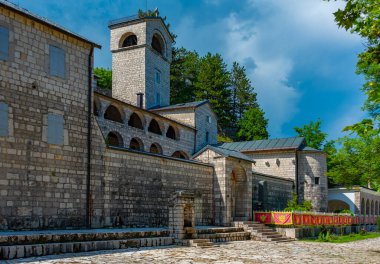 Karadağ 'da yaz aylarında Çetince manastırı