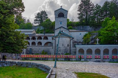 Karadağ 'da yaz aylarında Çetince manastırı
