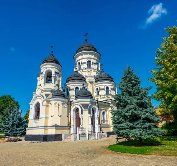 Moldova 'daki Capriana manastırında yaz günü