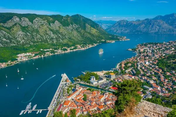 Karadağ 'daki Giovanni kalesinden Kotor' un Panorama manzarası