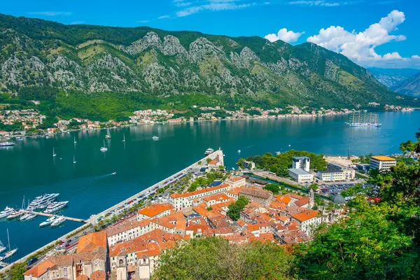 Karadağ 'daki Giovanni kalesinden Kotor' un Panorama manzarası