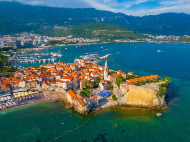 Eski Budva 'nın havadan görünüşü, mongol.