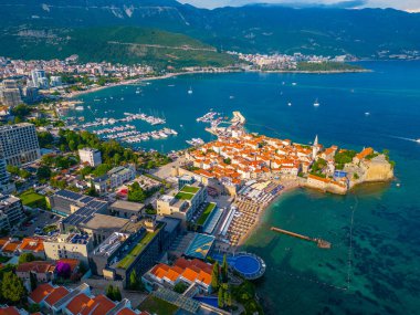 Eski Budva 'nın havadan görünüşü, mongol.