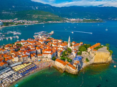 Eski Budva 'nın havadan görünüşü, mongol.