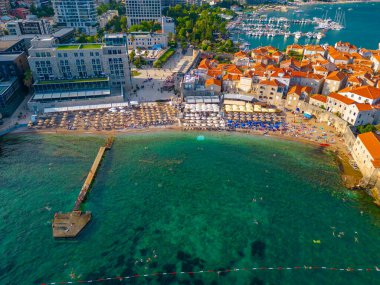 Karadağ 'ın Budva kentindeki sahil manzarası
