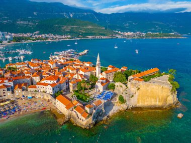 Eski Budva 'nın havadan görünüşü, mongol.