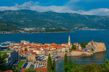 Eski Budva 'nın havadan görünüşü, mongol.