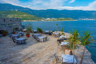 Karadağ 'daki Budva kalesinde restoran
