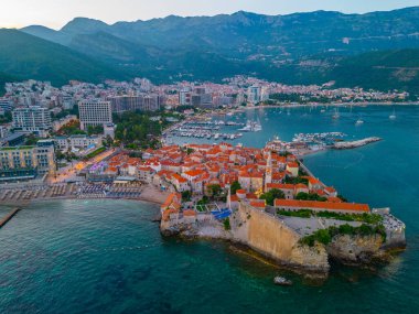 Karadağ 'ın eski Budva kentinde günbatımı manzarası