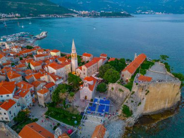 Karadağ 'ın eski Budva kentinde günbatımı manzarası