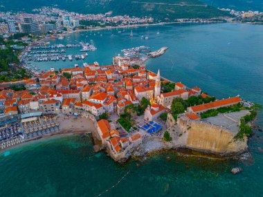 Karadağ 'ın eski Budva kentinde günbatımı manzarası