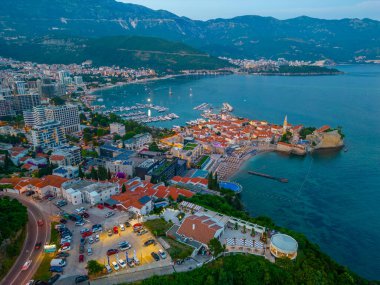 Karadağ 'ın eski Budva kentinde günbatımı manzarası