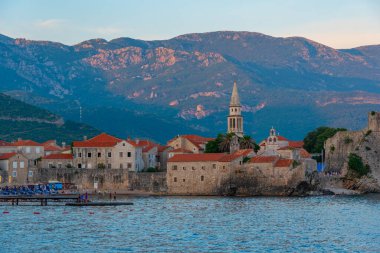 Karadağ 'ın eski Budva kentinin günbatımı manzarası