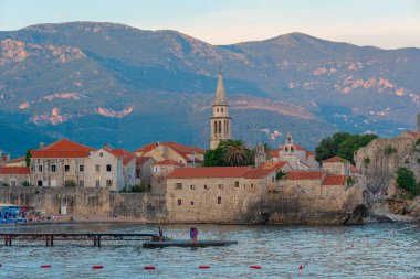 Karadağ 'ın eski Budva kentinin günbatımı manzarası
