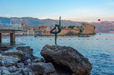 Dansçı kız ve Karadağ 'ın eski Budva kenti