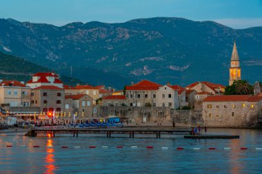 Karadağ 'ın eski Budva kentinin günbatımı manzarası