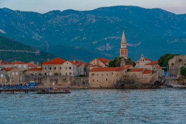 Karadağ 'ın eski Budva kentinin günbatımı manzarası