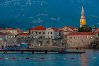Karadağ 'ın eski Budva kentinin günbatımı manzarası