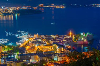 Karadağ 'ın eski Budva kentinde günbatımı manzarası