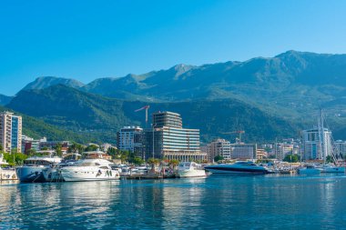 Karadağ 'da güneşli bir günde liman, Budva