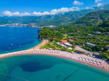 Karadağ 'ın Sveti Stefan kentindeki bir plajın hava manzarası