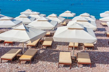 Karadağ 'ın Sveti Stefan kentindeki boş plaj