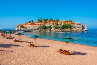 Karadağ 'ın Sveti Stefan kentindeki boş plaj