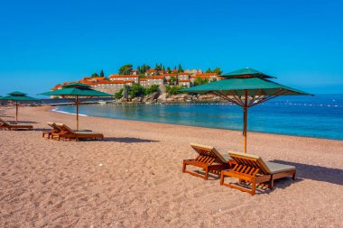 Karadağ 'ın Sveti Stefan kentindeki boş plaj
