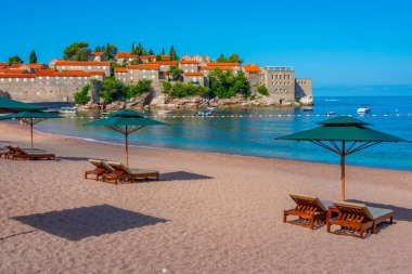 Karadağ 'ın Sveti Stefan kentindeki boş plaj
