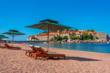 Karadağ 'ın Sveti Stefan kentindeki boş plaj