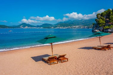 Karadağ 'ın Sveti Stefan kentindeki boş plaj