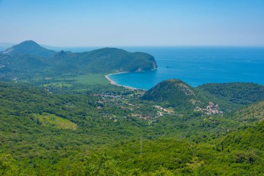 Adriyatik kıyıları ve Montgro 'daki Buljarica plajı manzaralı.