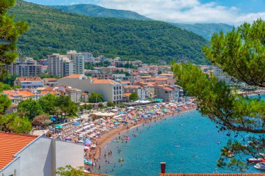 Karadağ 'ın Petrovac kentinde bir plaj manzarası