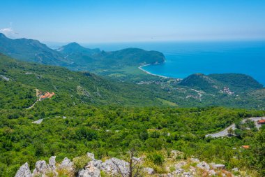 Adriyatik kıyıları ve Montgro 'daki Buljarica plajı manzaralı.