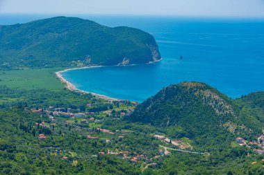 Adriyatik kıyıları ve Montgro 'daki Buljarica plajı manzaralı.